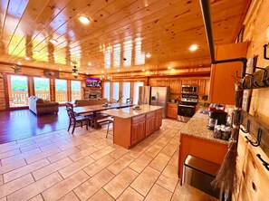 Fridge, microwave, oven, stovetop - ❤️❤️ NEW LISTING-IN-Cabin Pool-Game Rm-Theatre-Very Clean-King Beds-Sleeps 32 ❤️❤️ (Sevierville)