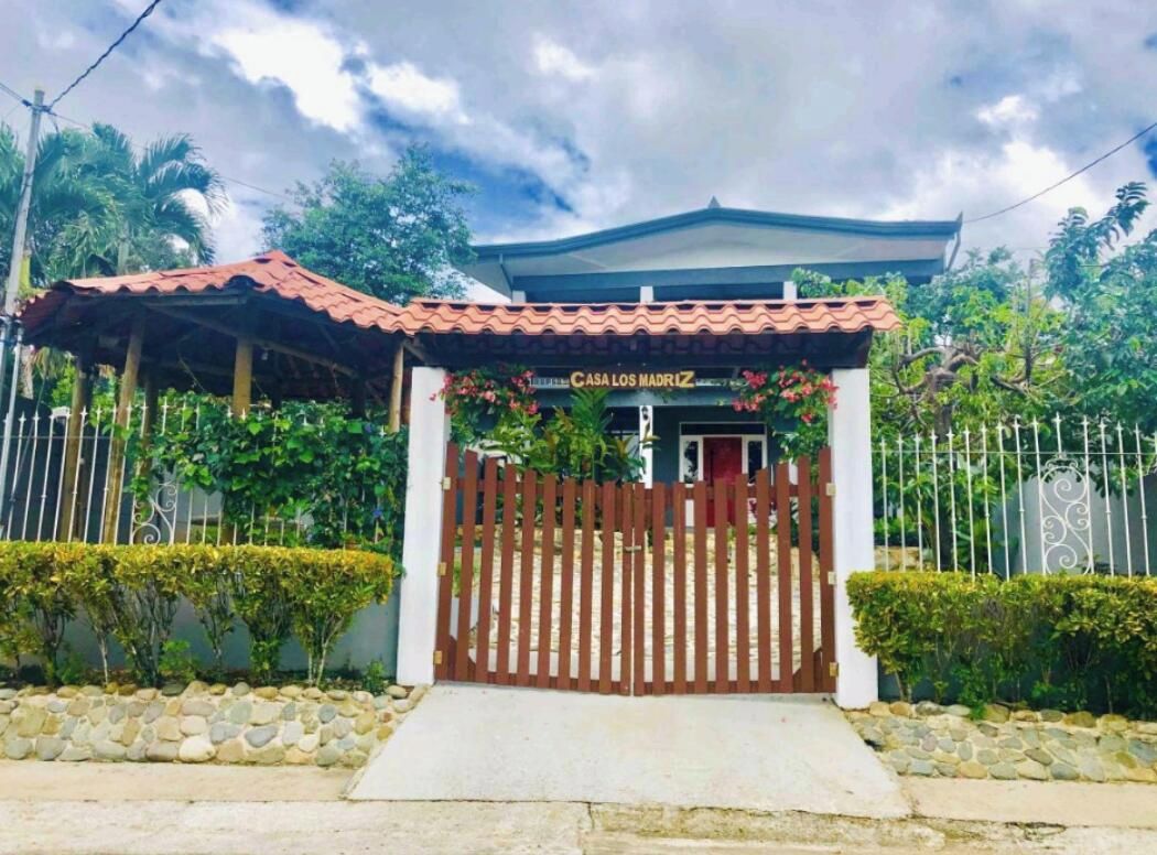 Ein verschlossenes Tor mit einem Schild, auf dem 'Casa Los Madriz' steht.