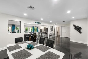 Dining - Pool paradise by the beach!! Heated Pool!! (Pompano Beach)