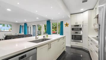 冷蔵庫、電子レンジ、オーブン、コンロ