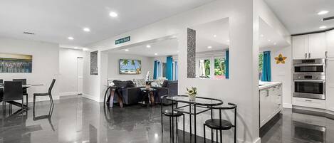 المنشأة من الداخل