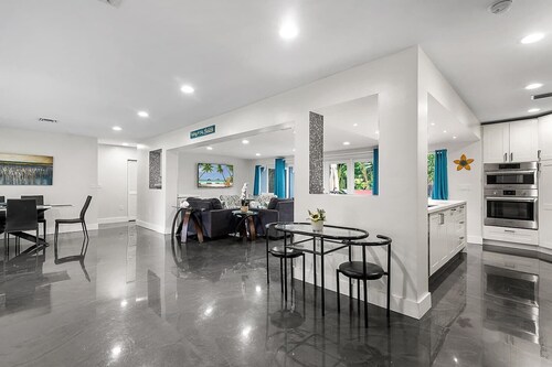 Pool paradise by the beach!! Heated Pool!!