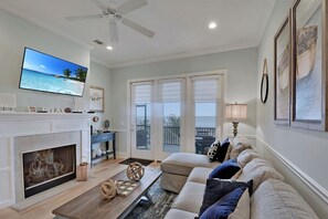 Televisión y chimenea