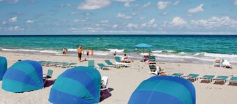 Beautiful remodeled condo. Steps away from area's top nightlife/1 mi. from beach