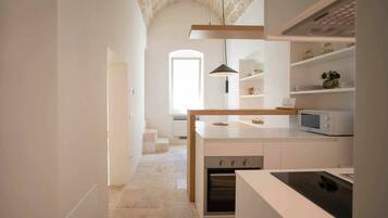 KĂŒhlschrank, Mikrowelle, Ofen, Herdplatte