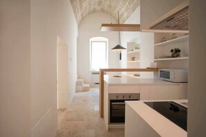 Frigorifero, microonde, forno, piano cottura