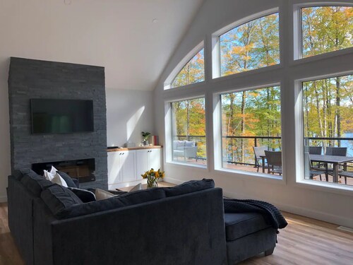 Carson’s Cottage - Explore 5 Acres with Waterfront