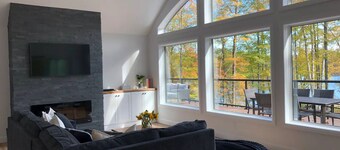 Carson’s Cottage - Explore 5 Acres with Waterfront