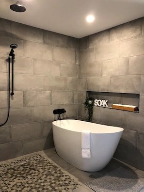 Ensemble douche/baignoire, serviettes fournies, savon, shampoing