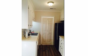 Fridge, microwave, oven, stovetop - Columbia Metropolitan Getaway (Columbia)