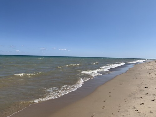 Cozy cabin, lake view, screened porch, 100 steps to the areas best beach.