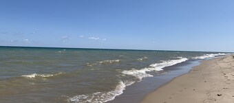 Cozy cabin, lake view, screened porch, 100 steps to the areas best beach.