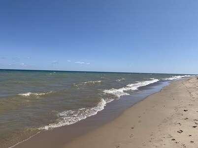 Cozy cabin, lake view, screened porch, 100 steps to the areas best beach.