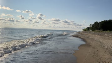 Vlak bij het strand, ligstoelen aan het strand, strandlakens