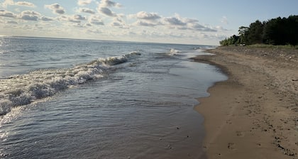 Cozy cabin, lake view, screened porch, 100 steps to the areas best beach.