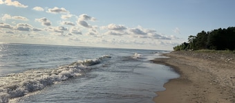 Cozy cabin, lake view, screened porch, 100 steps to the areas best beach.