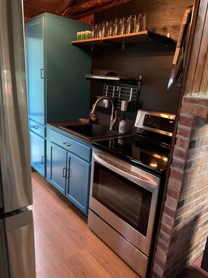 Réfrigérateur, four à micro-ondes, un four, surface de cuisson