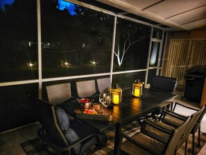 Outdoor dining - Gated Family Friendly Home - Pool Access /Pickle Ball - Near Downtown Naples (Naples)