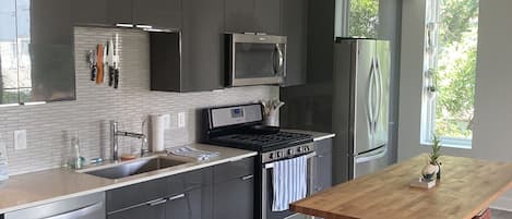 Een koelkast, een microgolfoven, een oven, een kookplaat