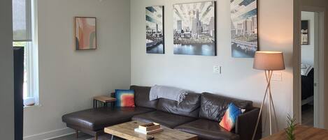 TĂ©lĂ©viseur connectĂ©, bureau, Ă©cran dâordinateur, imprimante