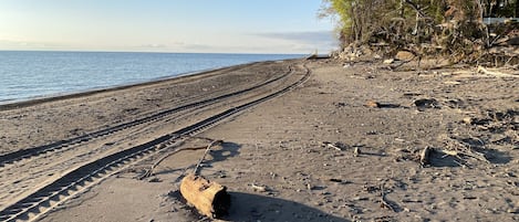 Una playa cerca, sillas reclinables de playa, toallas de playa