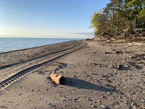 Plage à proximité, chaises longues, serviettes de plage