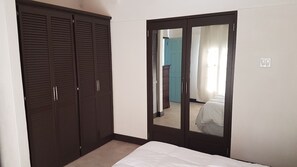 3 bedrooms, desk, iron/ironing board, travel crib