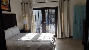 3 soverom, skrivebord, strykejern/-brett og reiseseng for barn