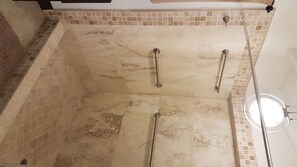 Douche, séchoir à cheveux, serviettes fournies, savon