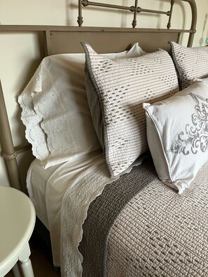 2 bedrooms, desk, iron/ironing board, WiFi