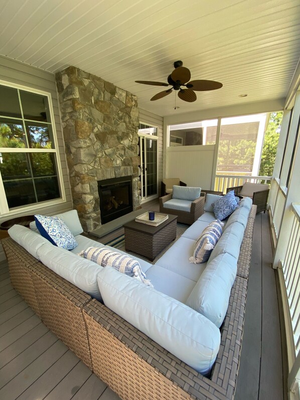 Smart TV, fireplace, ping pong