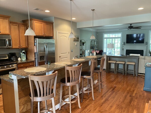 Fridge, microwave, oven, stovetop - Spacious 4 bdr townhome in quiet community - 2 pools, tennis, mins to the beach (Rehoboth Beach)
