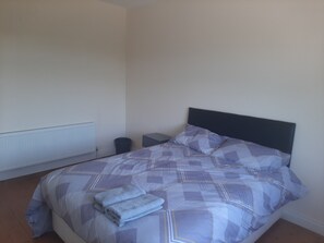 3 chambres, fer et planche à repasser, Wi-Fi, draps fournis