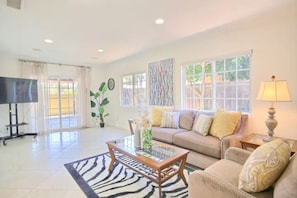 Smart TV - Disneyland,Golf course,Bike Trail to beach,5 rooms (Santa Ana)