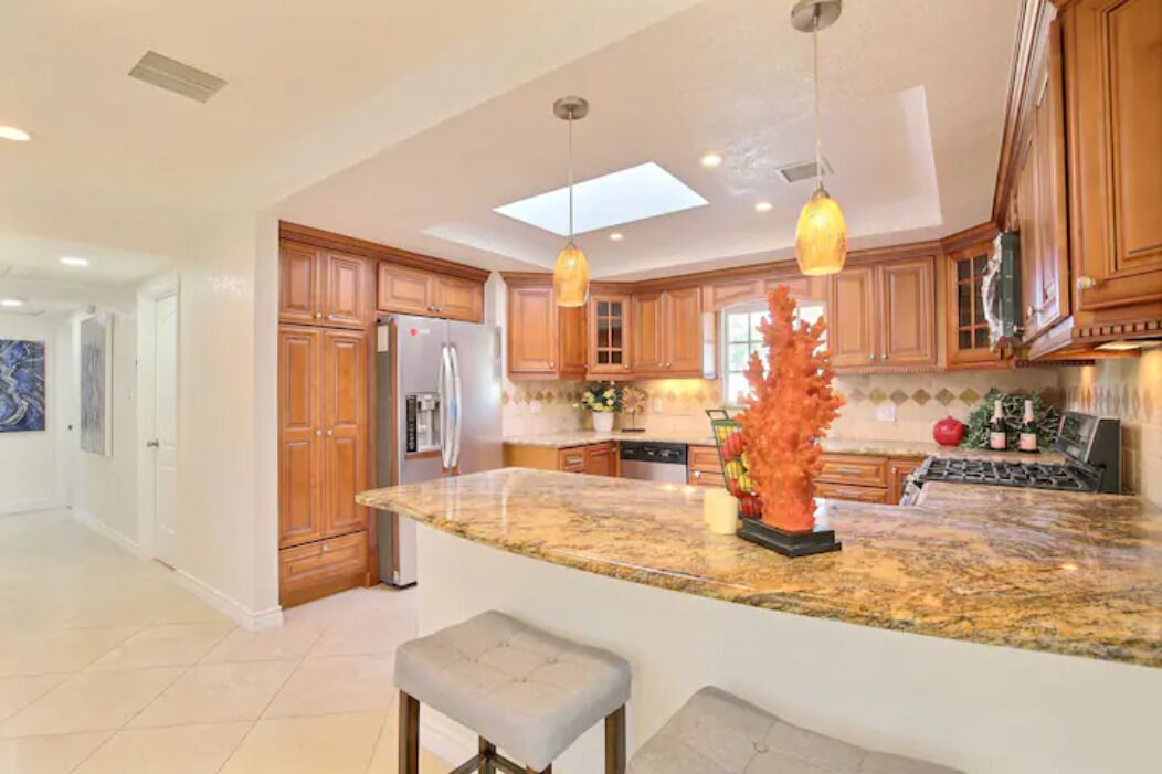 Køleskab, mikrobølgeovn, ovn, kogeplade