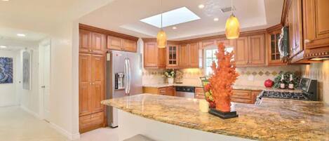 Køleskab, mikrobølgeovn, ovn, kogeplade