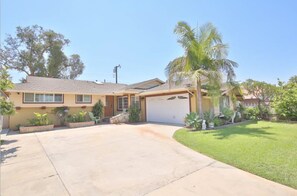 Exterior - Disneyland,Golf course,Bike Trail to beach,5 rooms (Santa Ana)