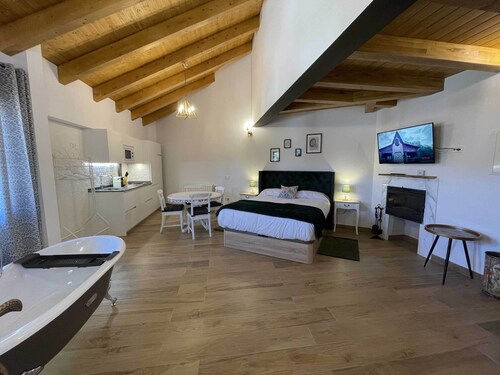 Estudio de Vistas Privilegiadas a la Reserva de la Biosfera y Exquisita Decoración Ecléctica