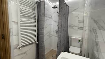 Douche, sĂšche-cheveux, serviettes fournies, savon