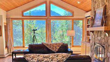 Smart-TV, Kamin, Videospiele, TischfuĂball