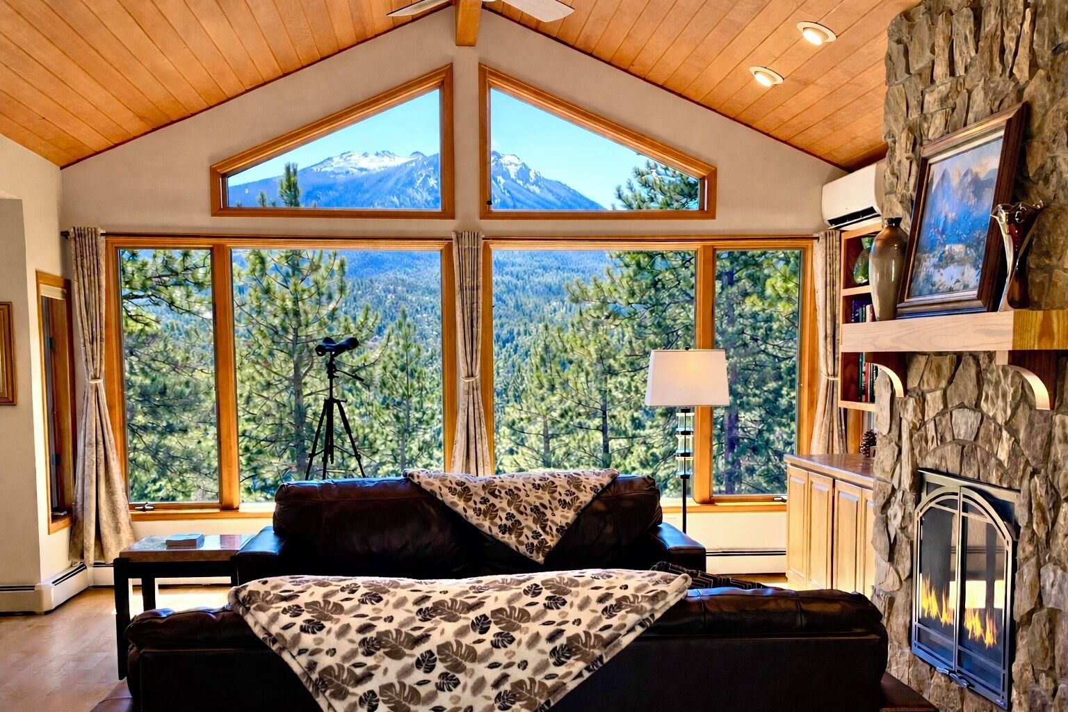 Smart-TV, Kamin, Videospiele, Tischfußball