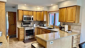 KĂŒhlschrank, Mikrowelle, Ofen, Herdplatte