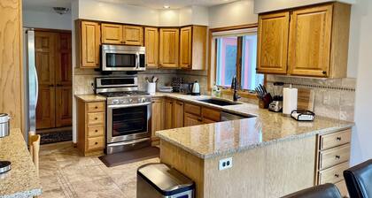 Large House in Forest Setting-Amazing Views-Hot Tub-Game Room-Coaster Passes-A/C