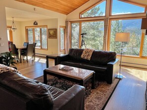 Smart-TV, Kamin, Videospiele, Tischfußball