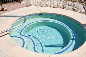 حمّام سباحة خارجي، حمّام سباحة مُدفَّأ