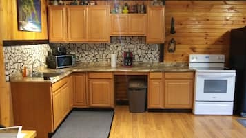 Private kitchen | Fridge, microwave, oven, stovetop