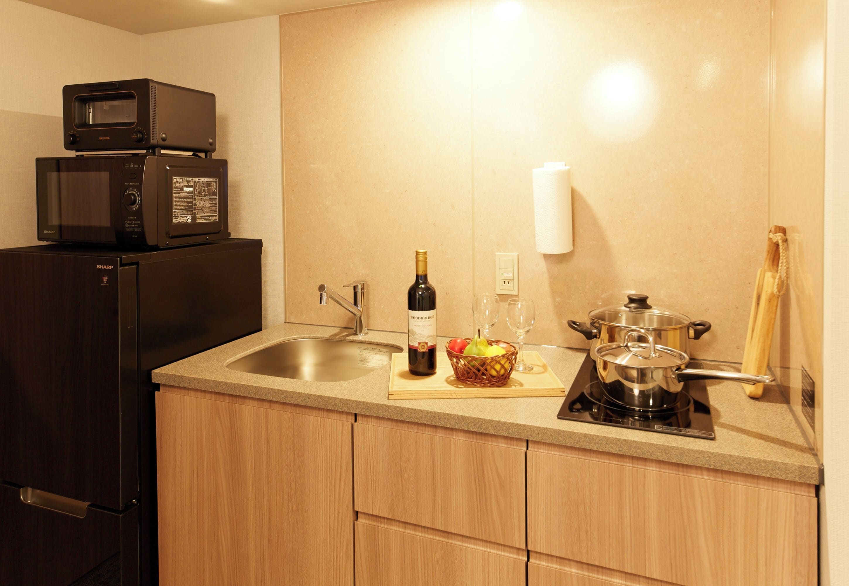 Una cocina con refrigerador, microondas, fregadero y estufa.