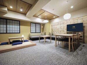 Habitación, no fumadores (Parkside Suite) | Caja fuerte, cortinas opacas, tabla de planchar con plancha