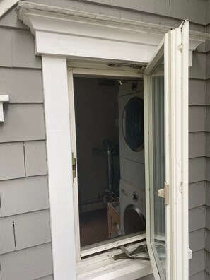 Exterior detail - West Harwich- Cozy Cape House walking distance to Dennis Port & Bell's Neck path (Harwich)