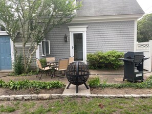 Outdoor dining - West Harwich- Cozy Cape House walking distance to Dennis Port & Bell's Neck path (Harwich)